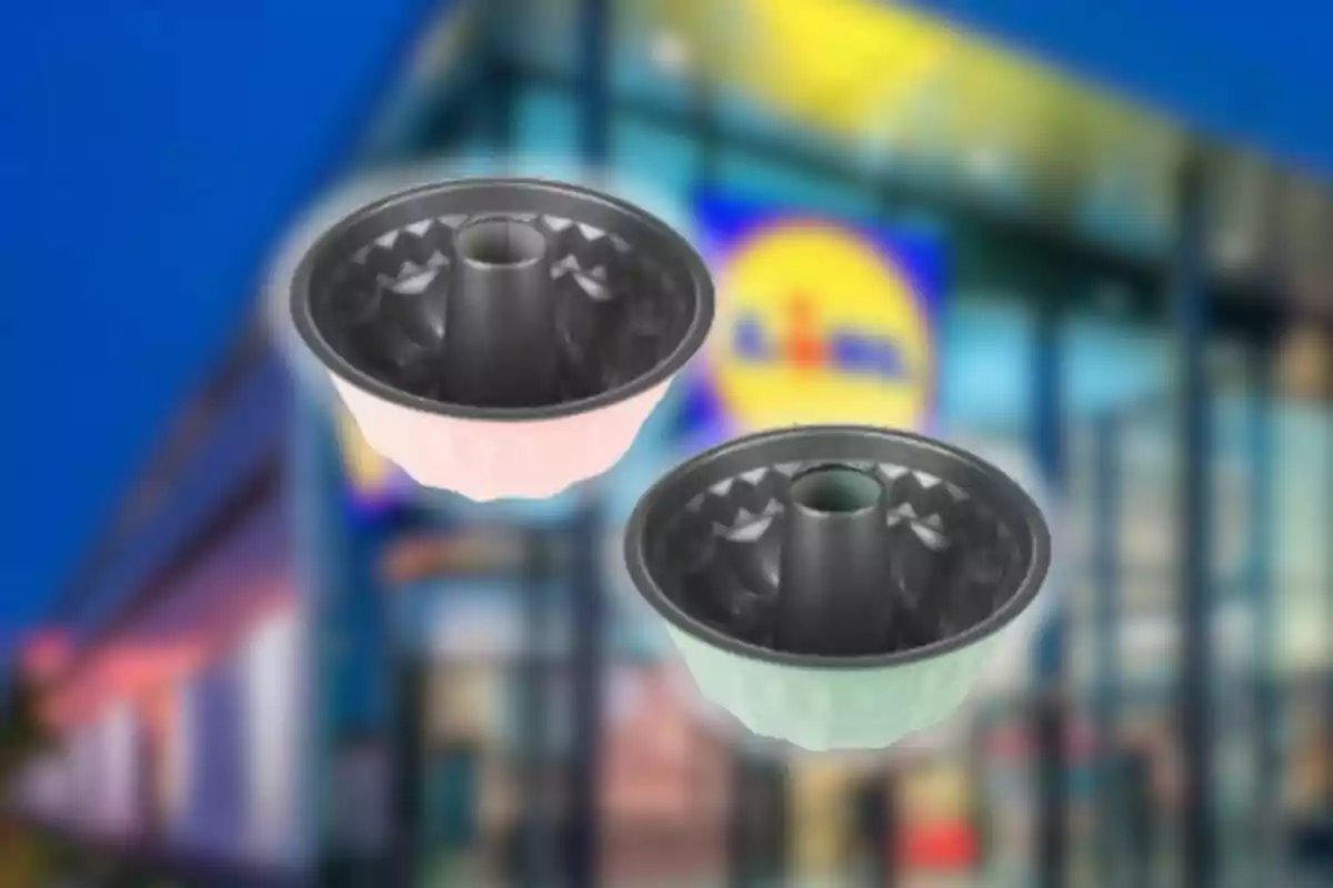 Dos moldes para hornear tipo bundt en colores pastel frente a una tienda con el logo de Lidl desenfocado al fondo Dos moldes para hornear tipo bundt en colores pastel frente a una tienda con el logo de Lidl desenfocado al fondo
