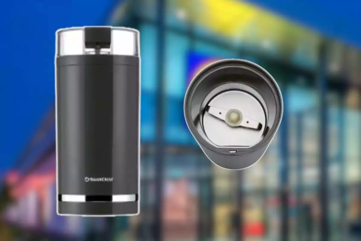 Molino eléctrico de café color negro visto de frente y desde arriba con fondo desenfocado de edificio moderno iluminado Molino eléctrico de café color negro visto de frente y desde arriba con fondo desenfocado de edificio moderno iluminado