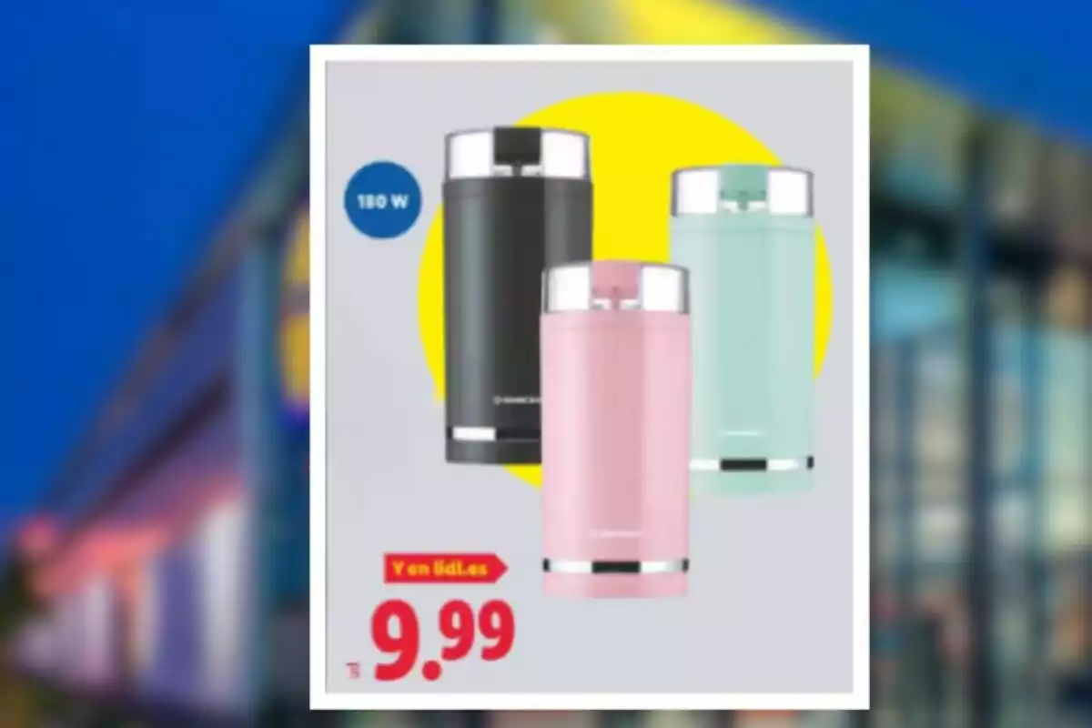 Tres molinillos eléctricos de diferentes colores negro rosa y verde menta con detalles plateados sobre un fondo gris y amarillo con un precio de 9.99 euros Tres molinillos eléctricos de diferentes colores negro rosa y verde menta con detalles plateados sobre un fondo gris y amarillo con un precio de 9.99 euros