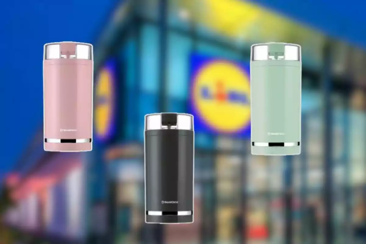 Tres termos de colores rosa, negro y verde claro flotan frente a la fachada de una tienda con el logo de Lidl desenfocado al fondo Tres termos de colores rosa, negro y verde claro flotan frente a la fachada de una tienda con el logo de Lidl desenfocado al fondo