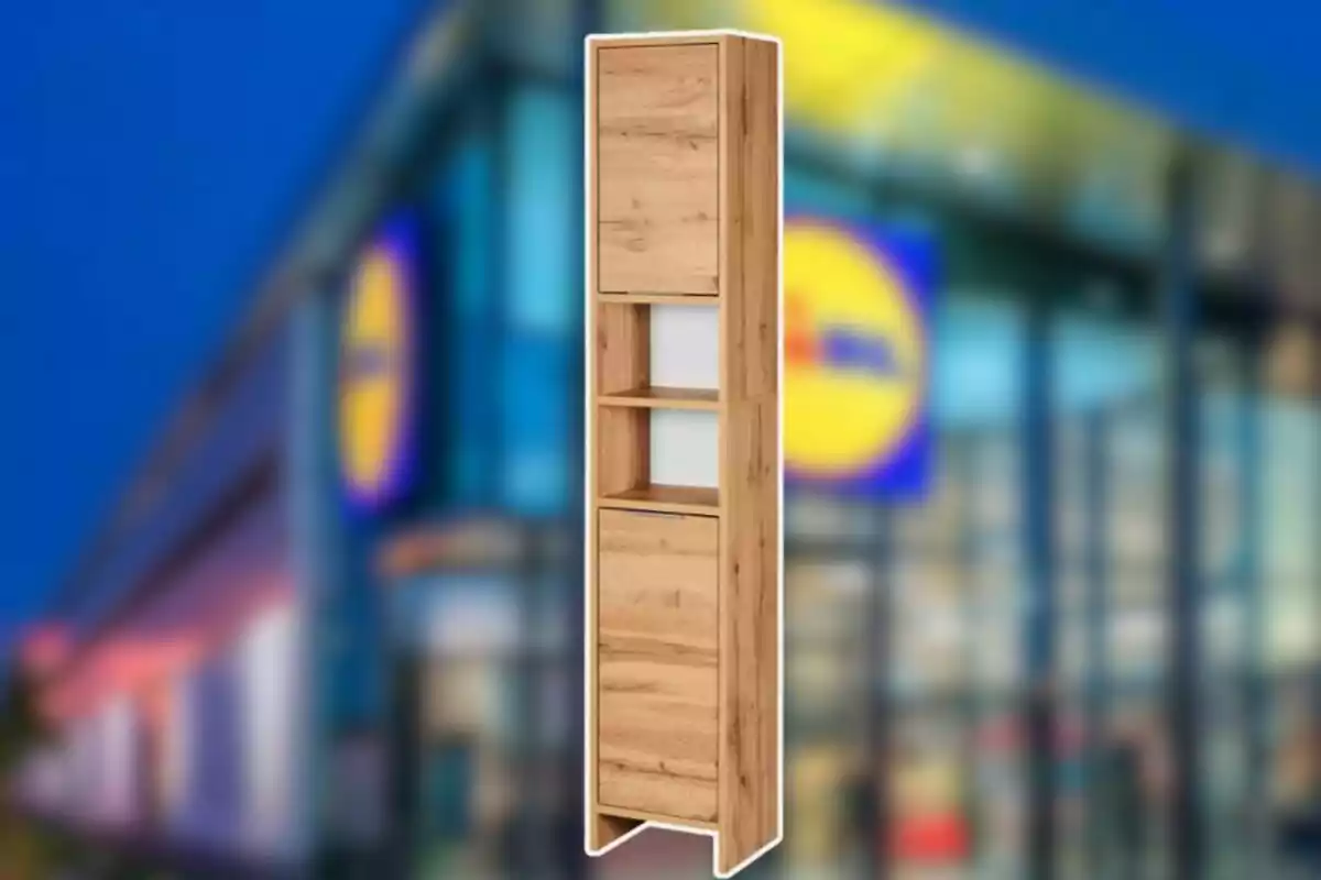 Mueble alto de madera con puertas y estantes al frente de una tienda con el logo de Lidl desenfocado de fondo Mueble alto de madera con puertas y estantes al frente de una tienda con el logo de Lidl desenfocado de fondo