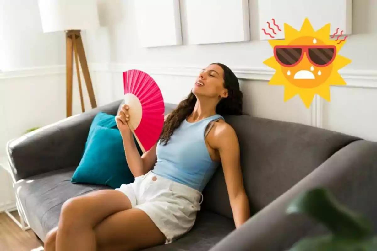 Dona asseguda en un sofà ventant-se amb expressió de calor i un dibuix de sol amb ulleres de sol i gotes de suor al fons Dona asseguda en un sofà ventant-se amb expressió de calor i un dibuix de sol amb ulleres de sol i gotes de suor al fons