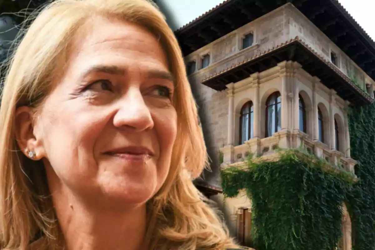La infanta Cristina somriu lleument davant d’un edifici antic parcialment cobert d’enfiladisses.