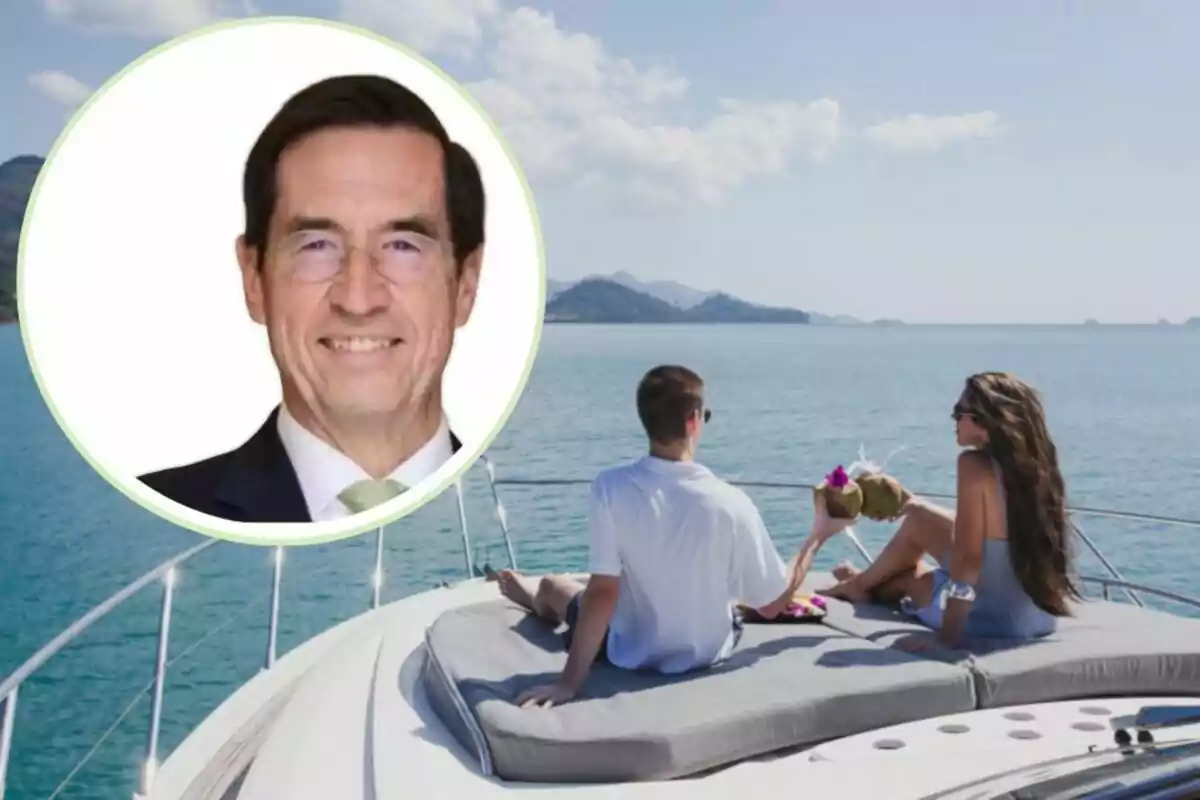 Parella relaxant-se a la proa d’un iot sobre el mar amb un retrat d’un home amb vestit superposat a la cantonada superior esquerra