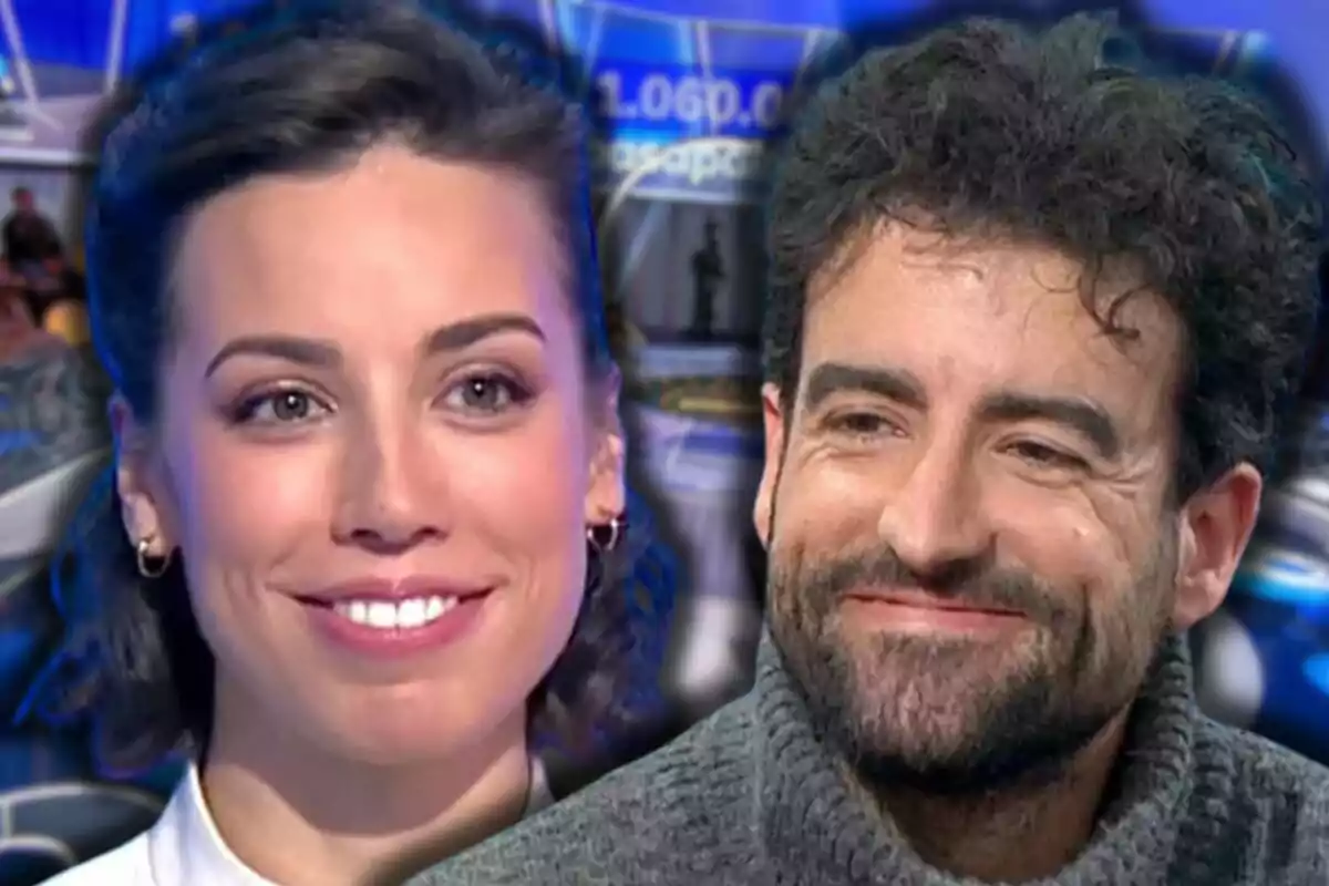 Rosa Rodríguez i Rafa Castaño somrients en primer pla amb un fons desenfocat d’un plató de televisió.