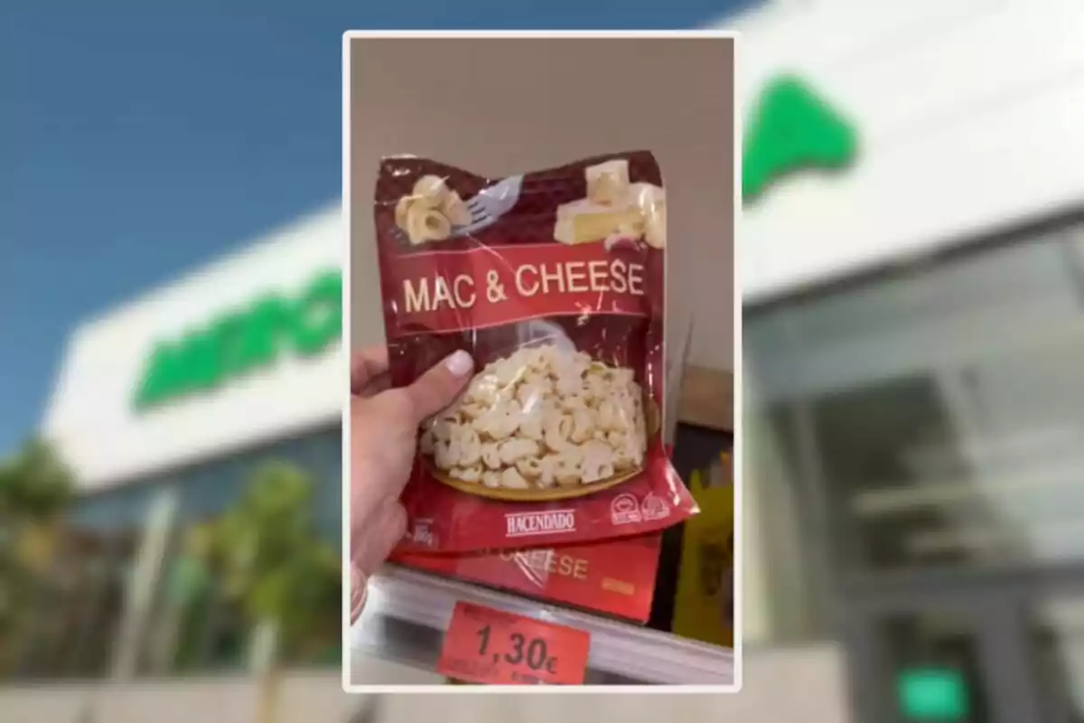 Persona sosteniendo un paquete de mac and cheese de la marca Hacendado en un supermercado con un precio de 1,30 euros Persona sosteniendo un paquete de mac and cheese de la marca Hacendado en un supermercado con un precio de 1,30 euros