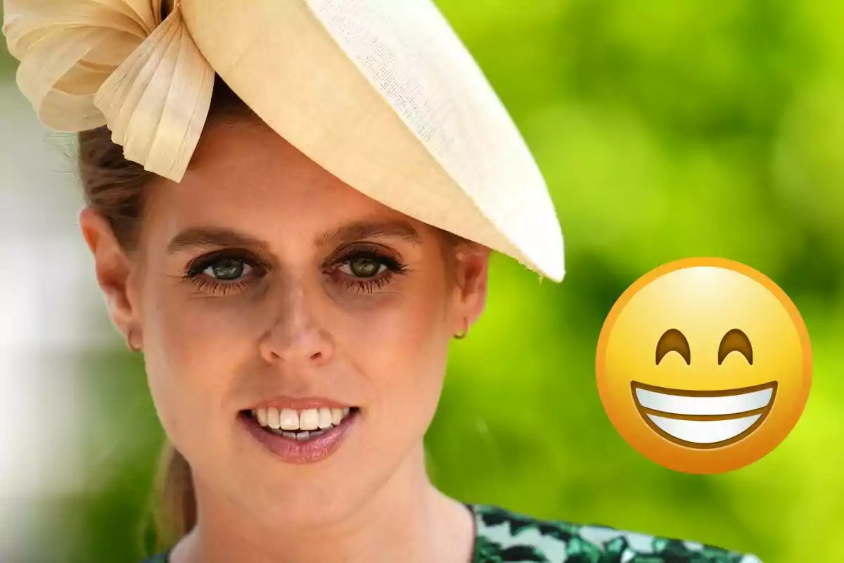 Beatriz de York amb barret clar i emoticona somrient sobre fons verd desenfocat
