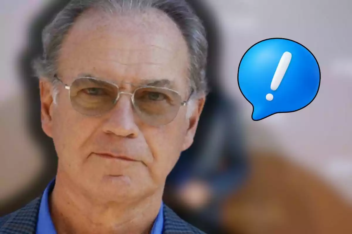 Bertín Osborne amb expressió seriosa al costat d’un globus de diàleg blau amb un signe d’exclamació blanc