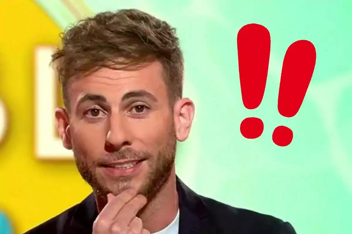 César Muñoz tocant-se la barbeta i dos signes d’exclamació vermells grans al fons