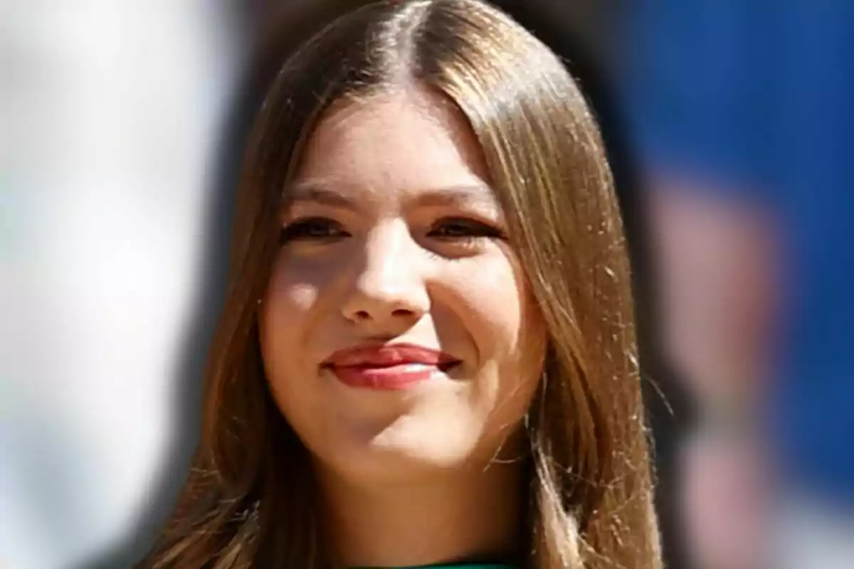 La infanta Sofía con expresión sonriente y fondo desenfocado La infanta Sofía con expresión sonriente y fondo desenfocado