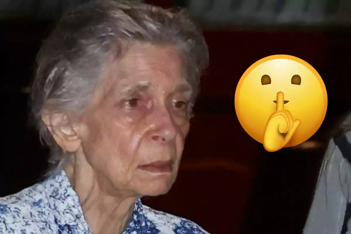 Irene de Grecia con expresión seria y un emoji de silencio al lado de su rostro