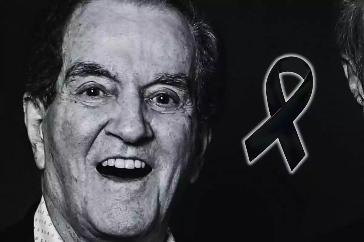 Manuel de la Calva sonriente en blanco y negro con un moño negro de luto a un lado
