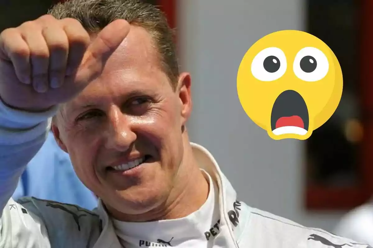 Home somrient amb el polze aixecat i un emoji de sorpresa gran al seu costat