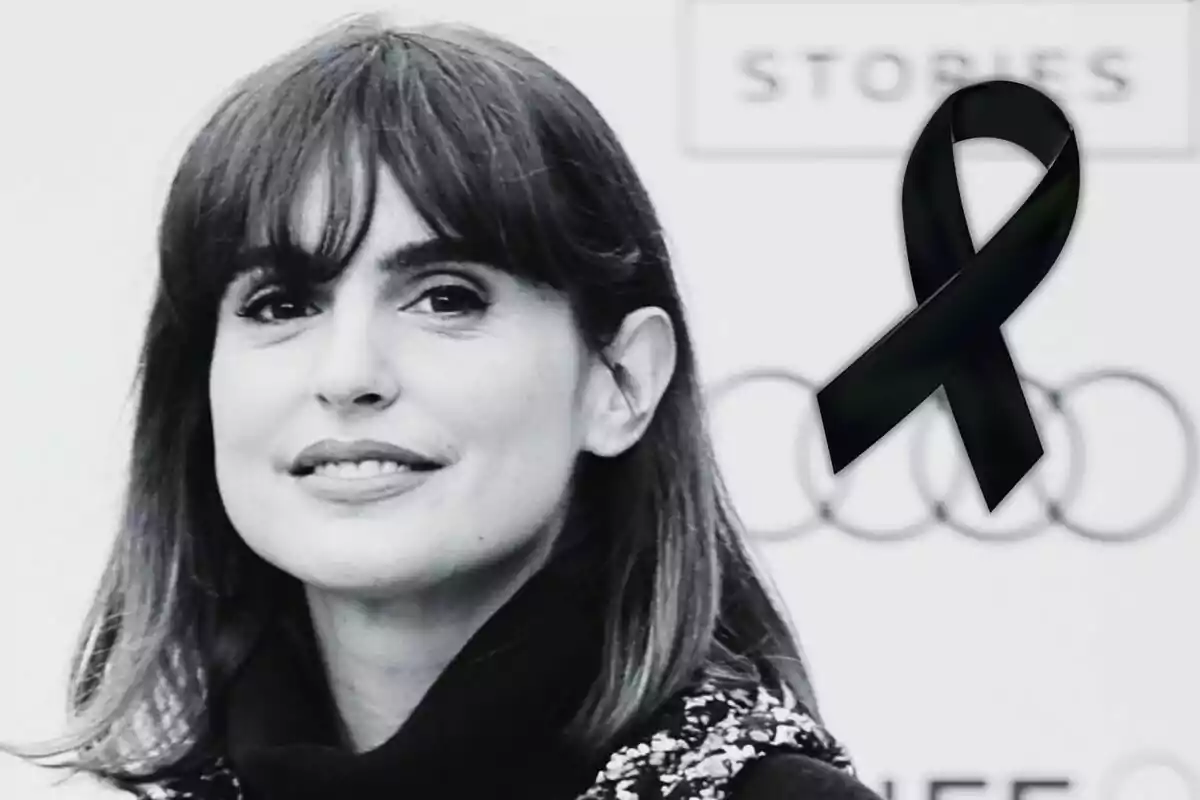 Verónica Echegui en una foto en blanc i negre amb un llaç negre de dol a la cantonada superior dreta