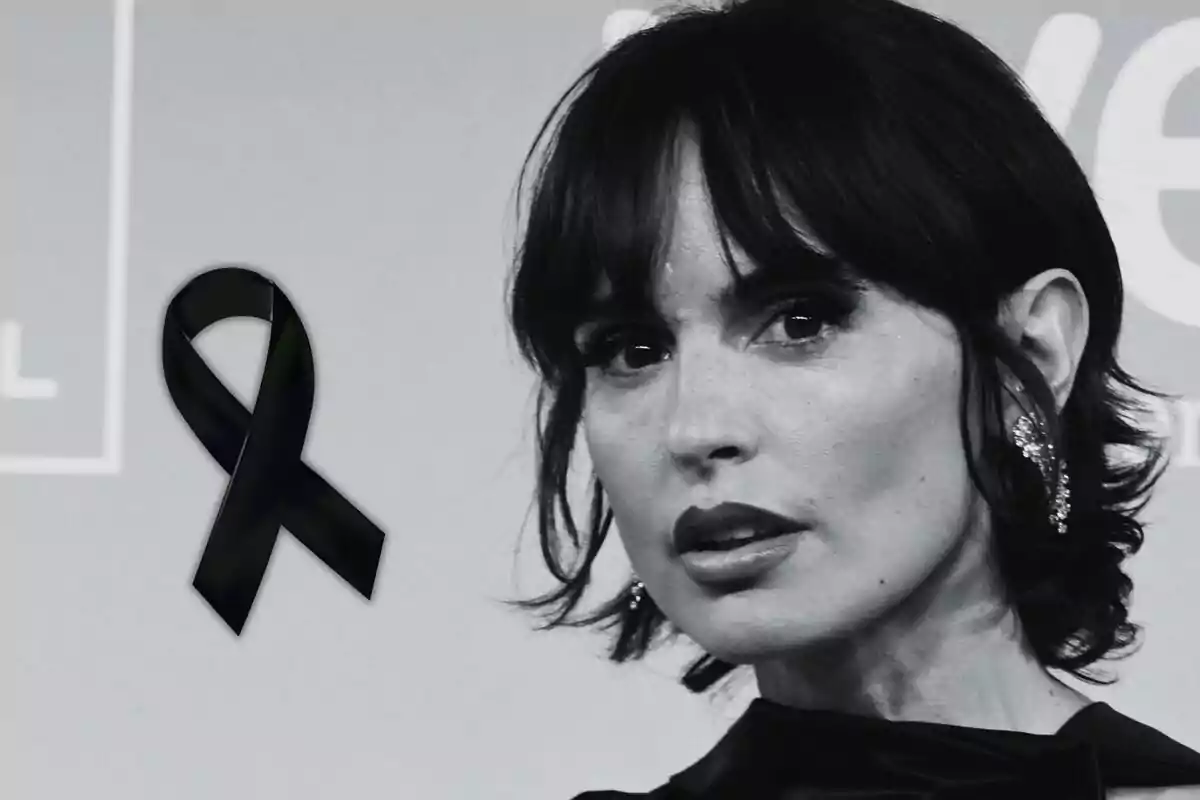 Verónica Echegui en primer plano con un moño negro de luto a la izquierda sobre fondo gris