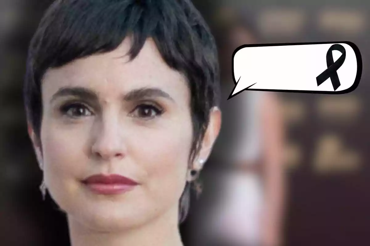 Verónica Echegui amb expressió seriosa i un requadre de diàleg que conté un llaç negre de dol