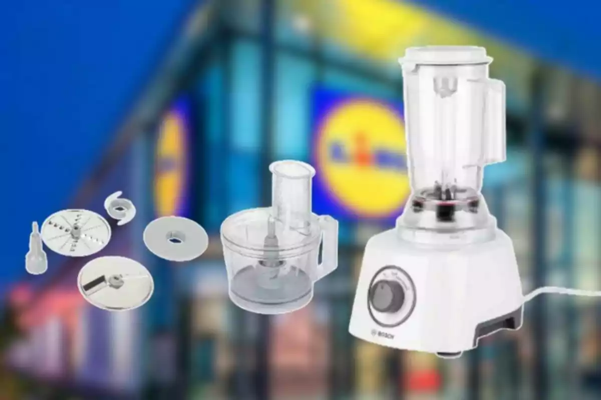 Processador d’aliments amb diversos accessoris i liquadora de la marca Bosch davant d’una botiga Lidl desenfocada Processador d’aliments amb diversos accessoris i liquadora de la marca Bosch davant d’una botiga Lidl desenfocada
