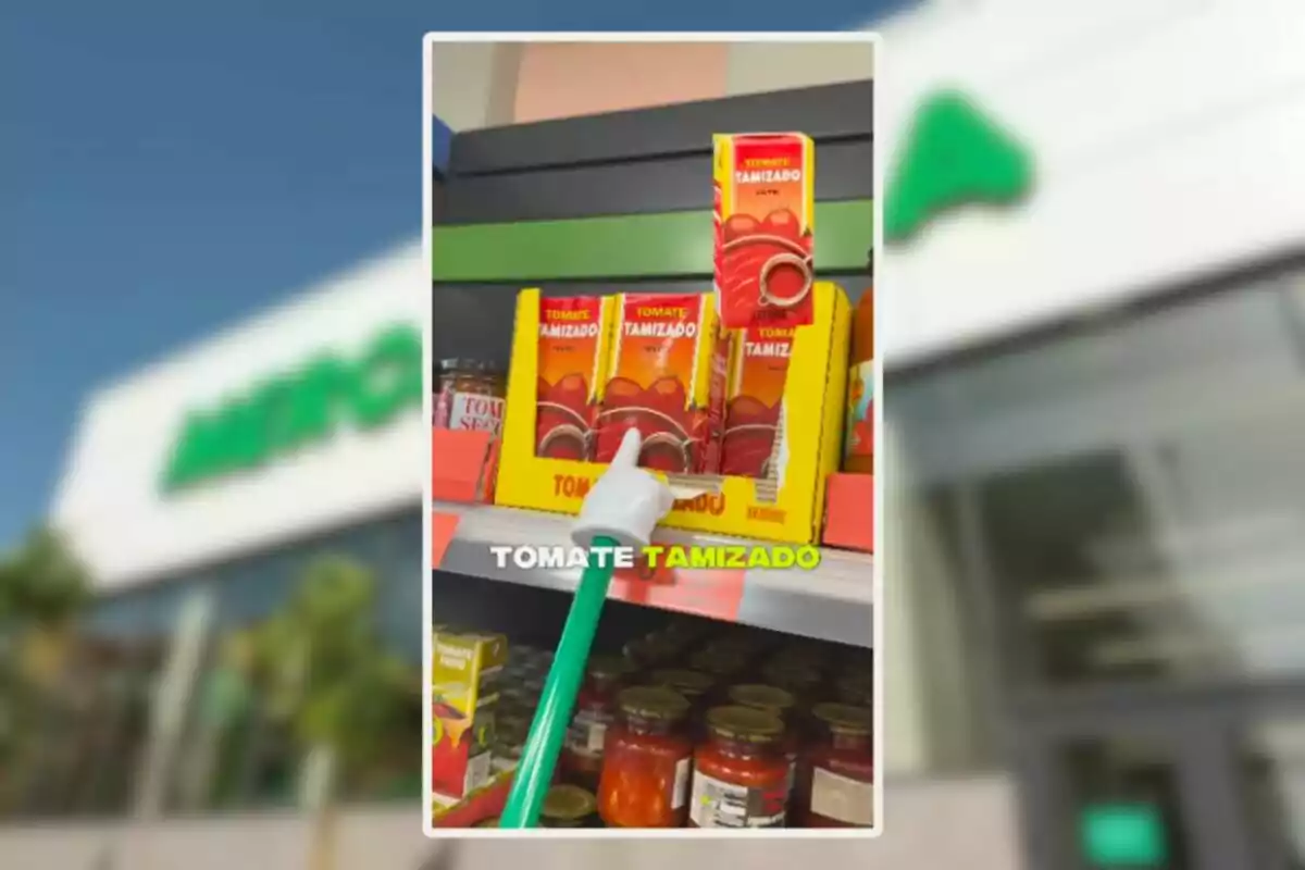 Caixa de tomàquet tamisat en un prestatge de supermercat assenyalada amb un pal verd Caixa de tomàquet tamisat en un prestatge de supermercat assenyalada amb un pal verd