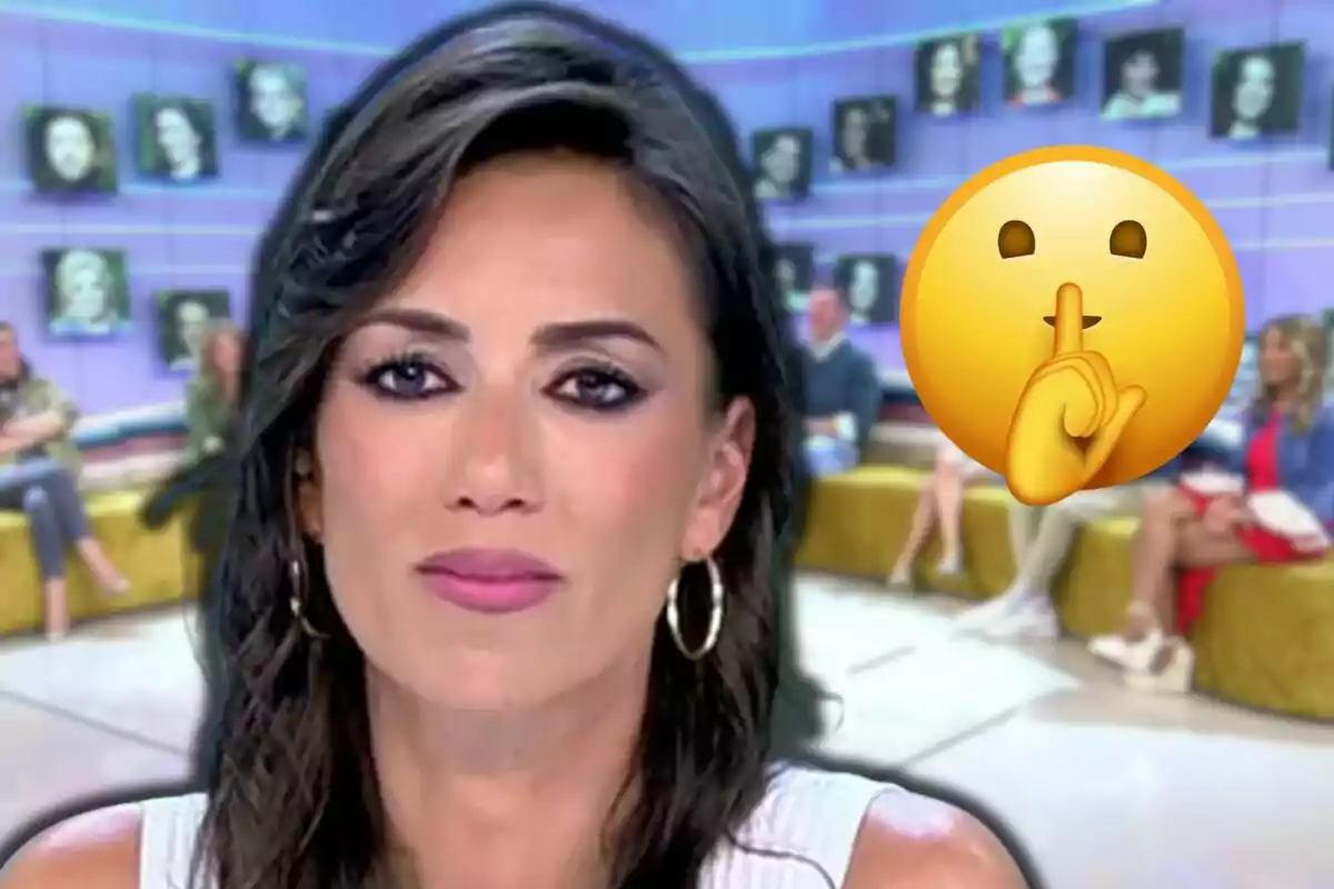 Patricia Pardo en primer pla amb expressió seriosa, fons d’un plató de televisió amb diverses persones assegudes i un emoji de silenci superposat