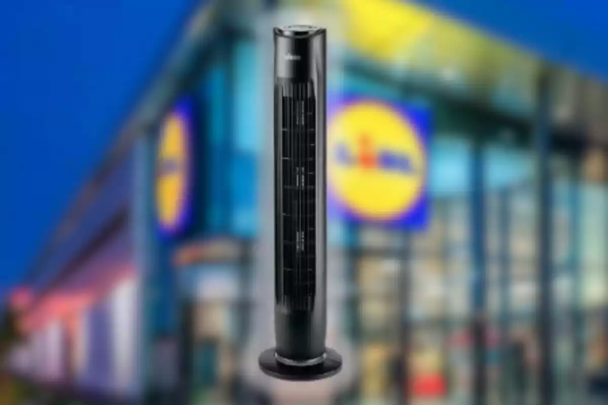 Ventilador de torre neg davant d’una botiga amb el logotip de Lidl desenfocat al fons Ventilador de torre neg davant d’una botiga amb el logotip de Lidl desenfocat al fons