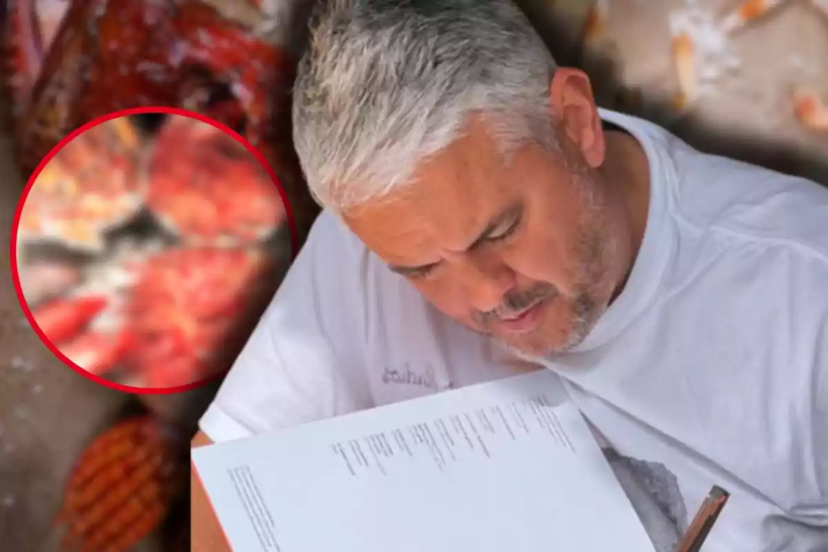 Hombre de cabello canoso revisando un menú mientras sostiene un bolígrafo con mariscos desenfocados al fondo