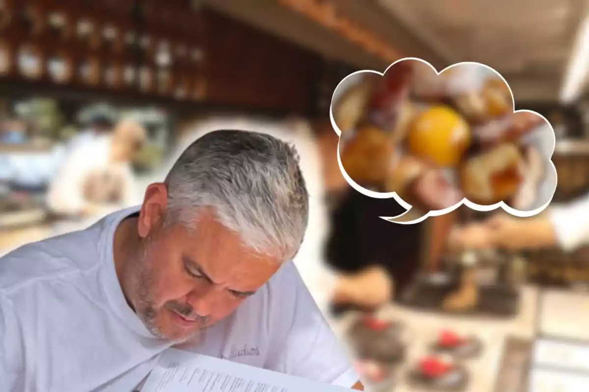 Hombre de cabello canoso revisando un menú en un restaurante mientras imagina un plato de comida