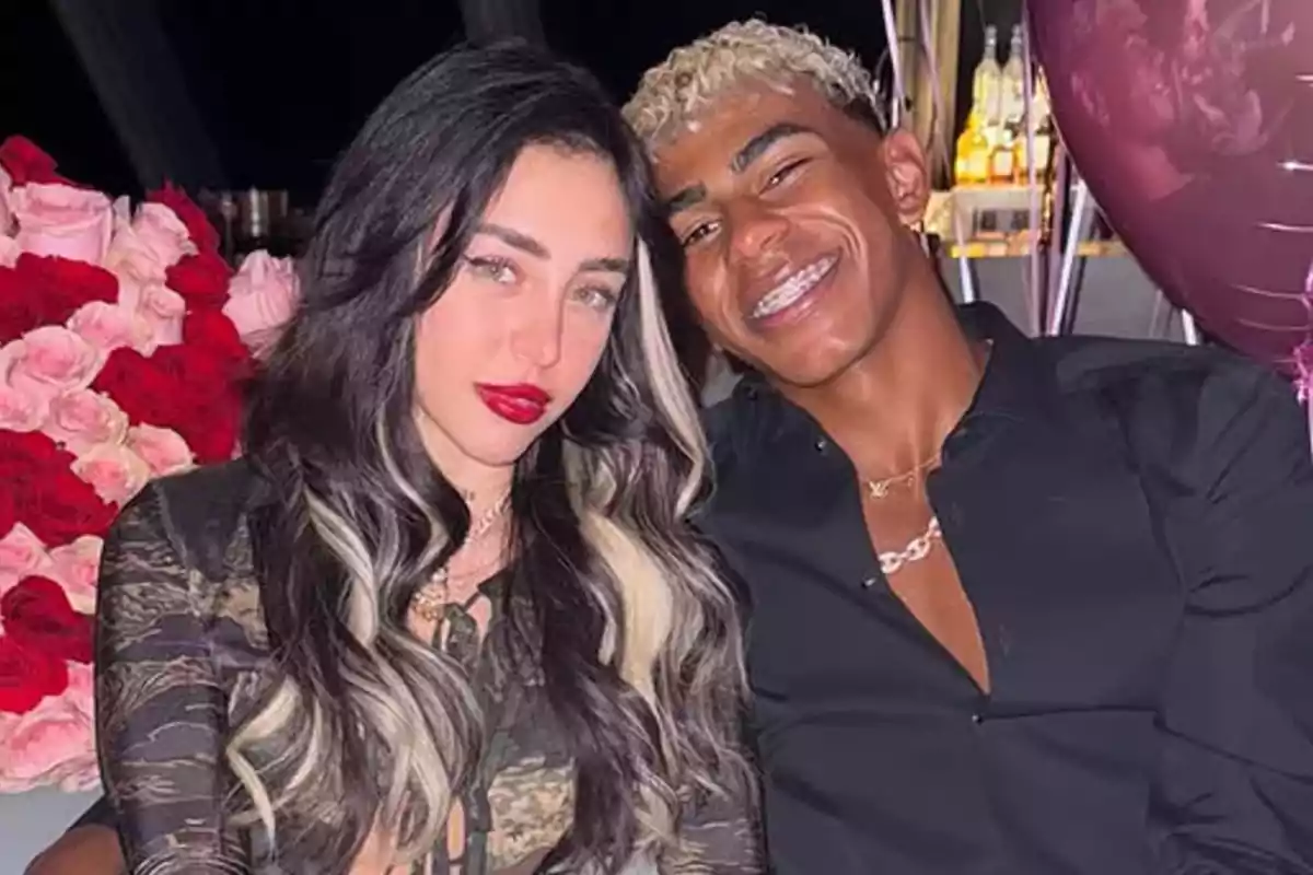 Nicki Nicole i Lamine Yamal posant junts en un ambient decorat amb roses i globus Nicki Nicole i Lamine Yamal posant junts en un ambient decorat amb roses i globus