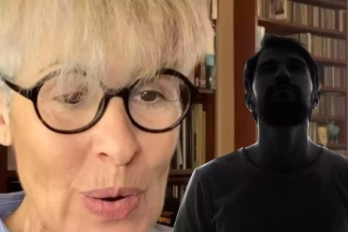 Una mujer de cabello canoso y gafas grandes está en primer plano mientras un hombre en silueta aparece al fondo en una habitación con estanterías llenas de libros.