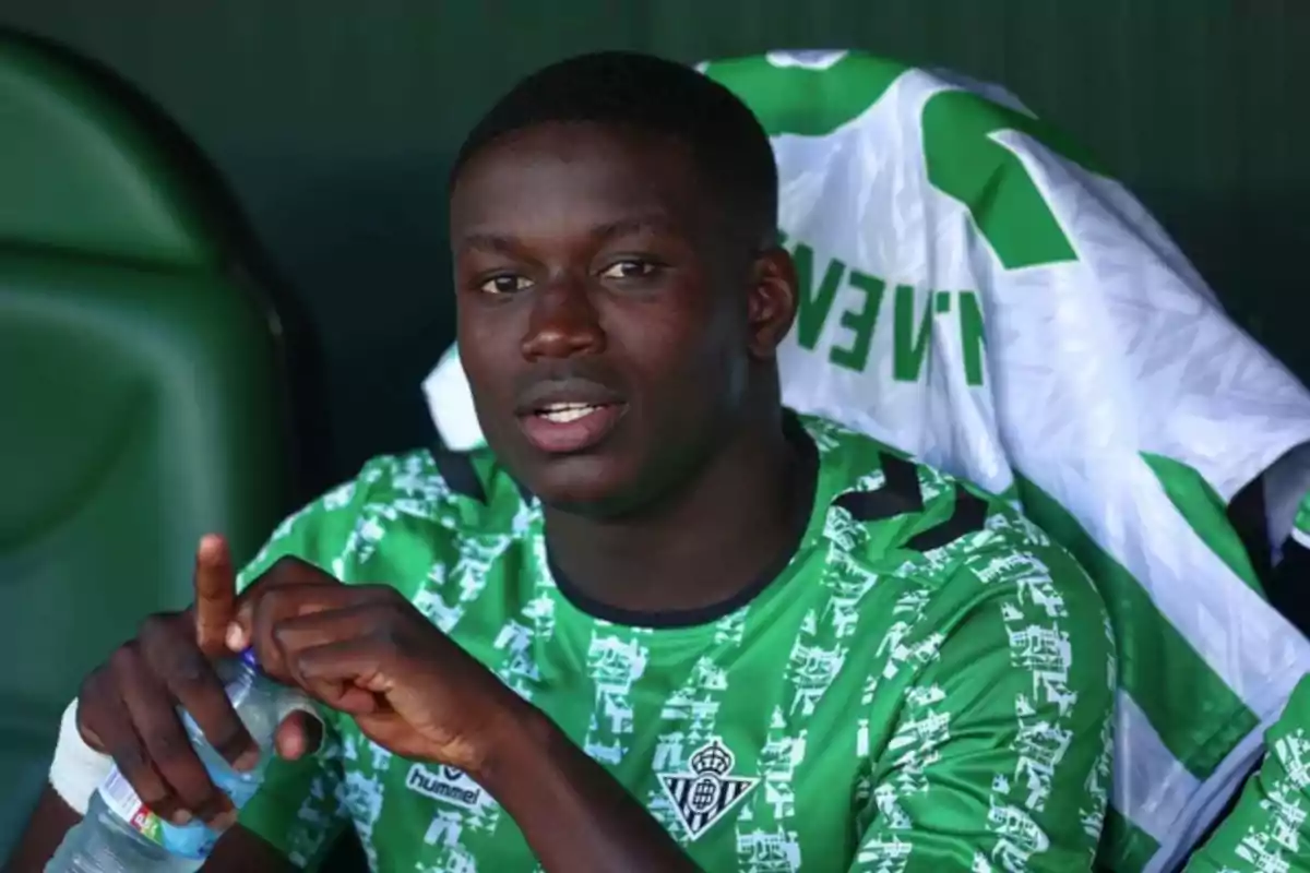 Nobel Mendy a la banqueta del Betis Nobel Mendy a la banqueta del Betis