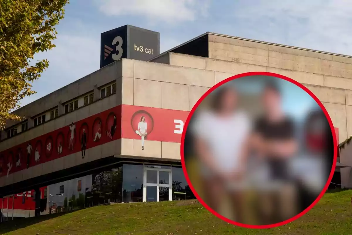 Edificio de TV3 con un círculo en la esquina que muestra una imagen borrosa de dos personas