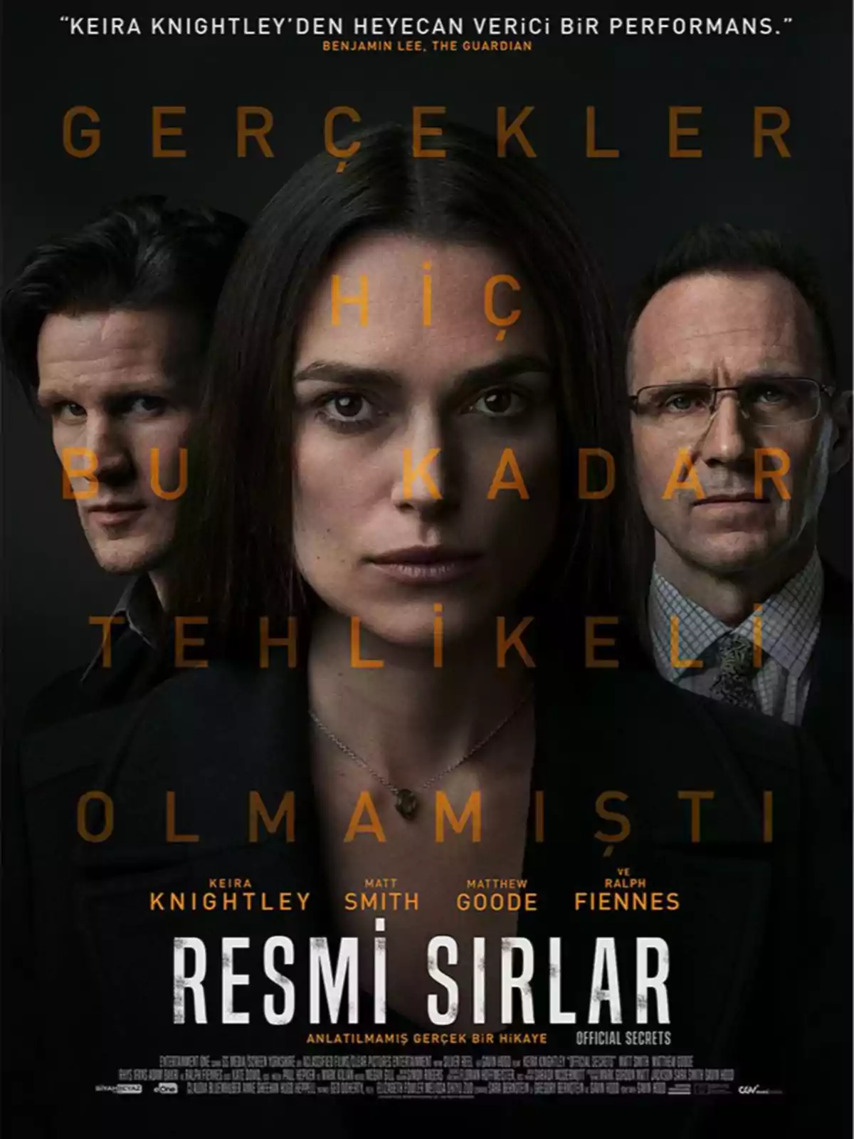 Cartel de la película Resmi Sırlar con tres personas en primer plano y texto en turco sobre un fondo oscuro Cartel de la película Resmi Sırlar con tres personas en primer plano y texto en turco sobre un fondo oscuro