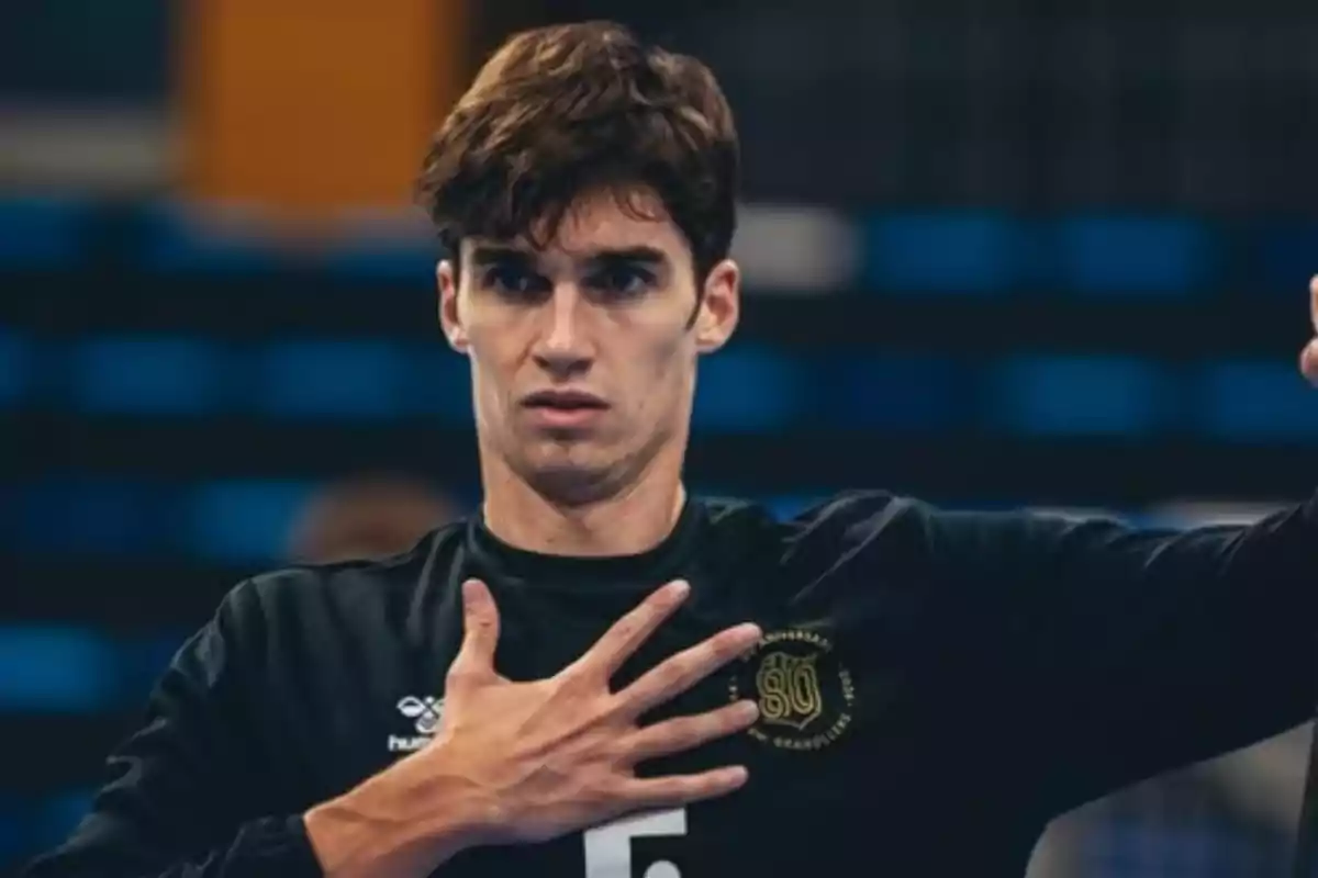 Pablo Urdangarin, wearing a black jersey and with one hand on his chest, during his return to training with Granollers. Pablo Urdangarin, wearing a black jersey and with one hand on his chest, during his return to training with Granollers.