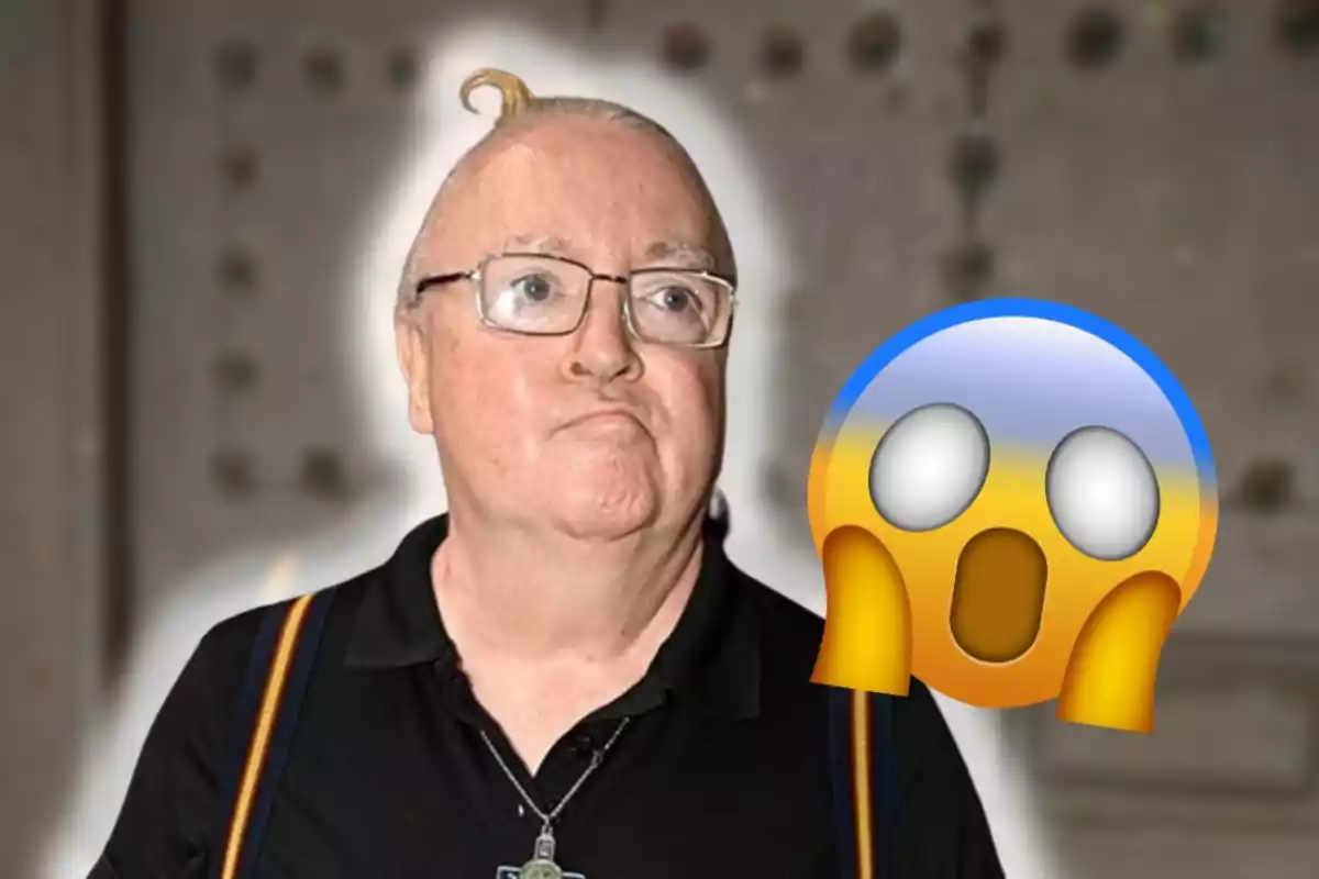 Home amb ulleres i un petit rínxol al cap acompanyat d’un emoji de sorpresa