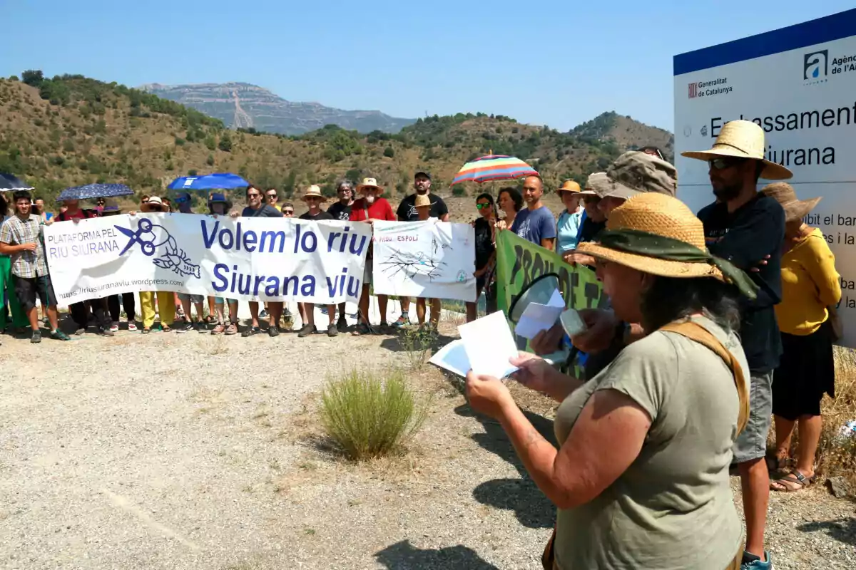 Persones protestant pel transvasament del pantà de Siurana