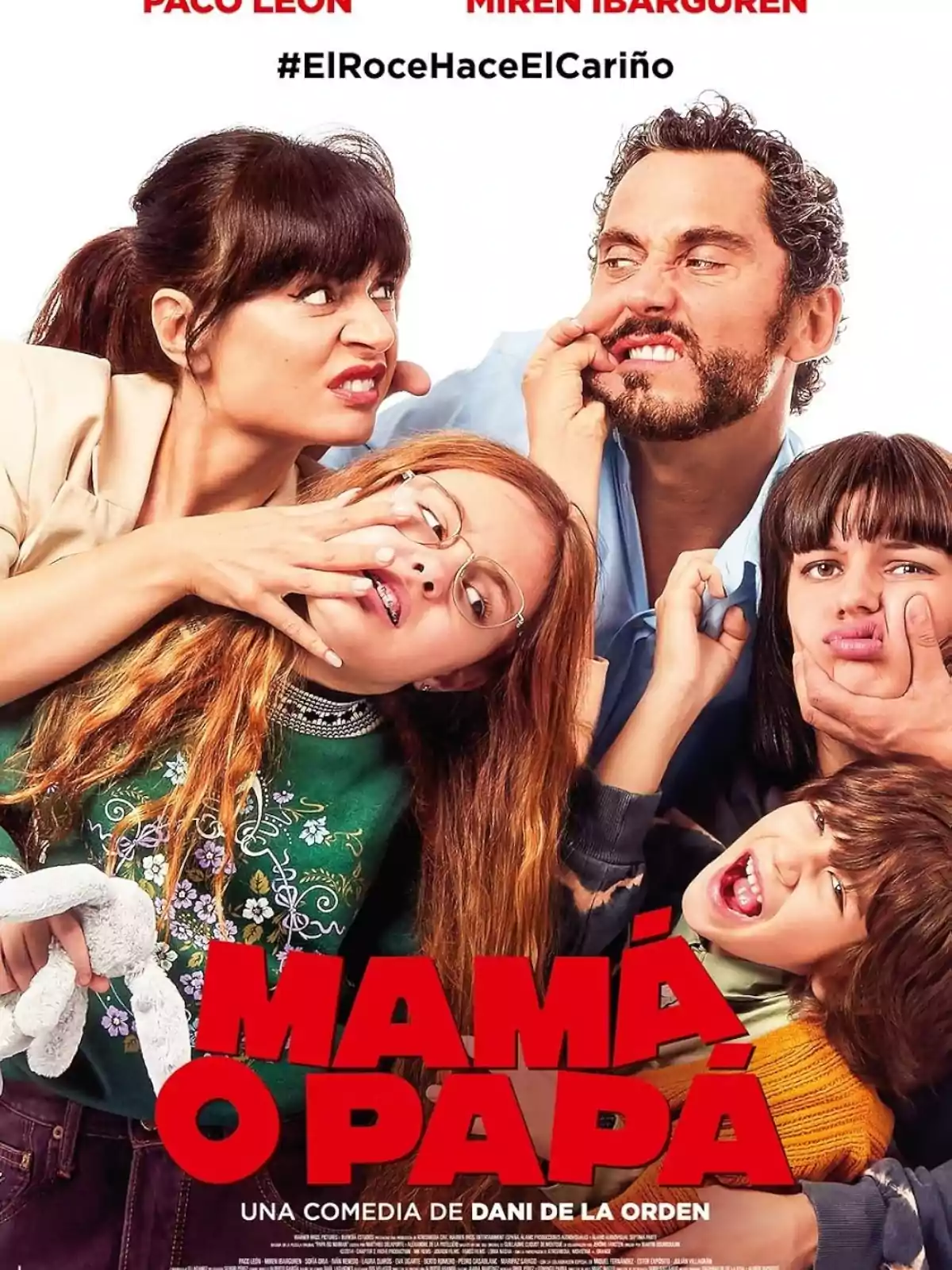 Cartell de la pel·lícula Mamà o Papà on una família apareix fent ganyotes i gestos graciosos mentre s’empenyen i es pessiguen les cares. Cartell de la pel·lícula Mamà o Papà on una família apareix fent ganyotes i gestos graciosos mentre s’empenyen i es pessiguen les cares.