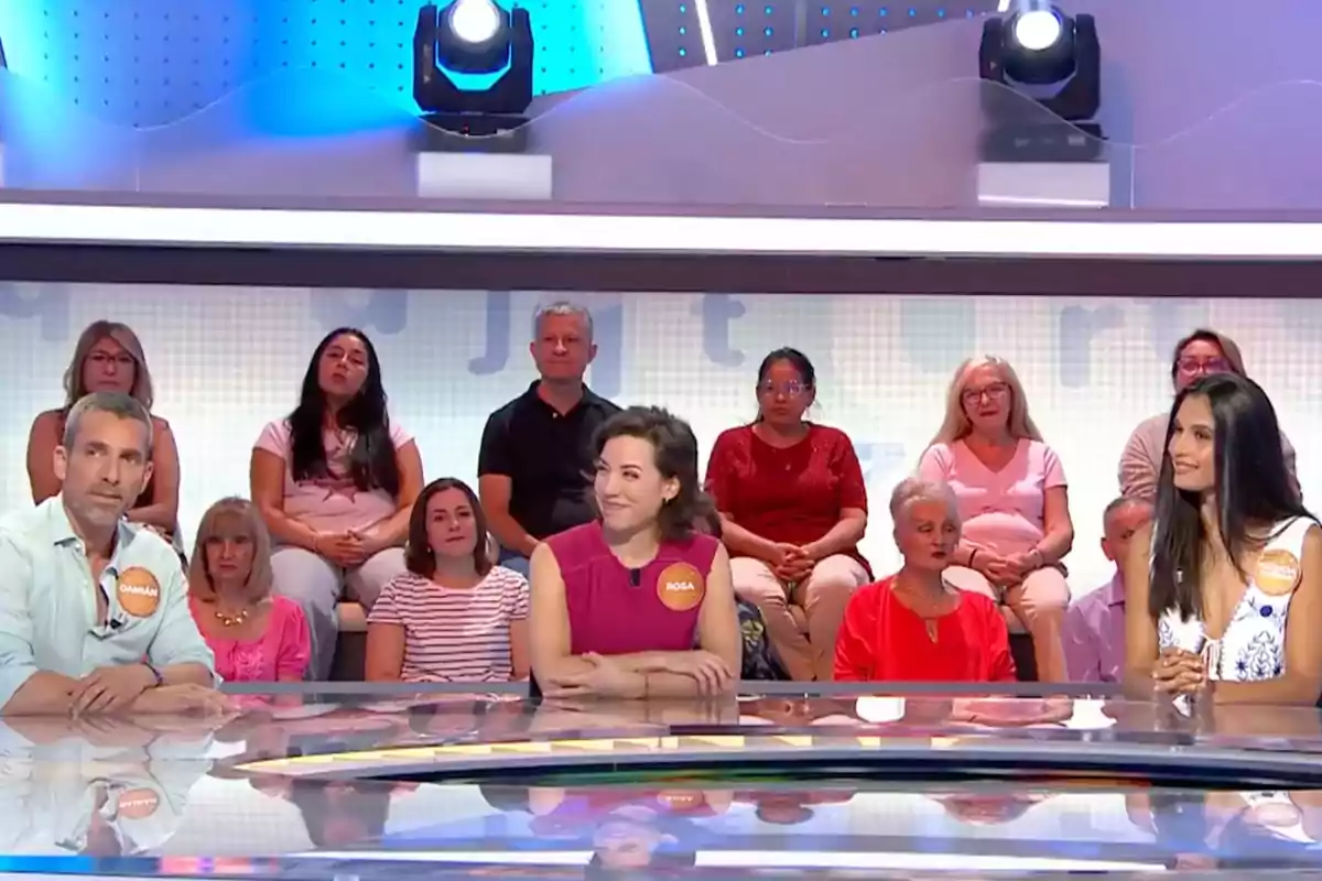 Damián, Rosa i Patricia Yurena asseguts en una taula d’un programa de televisió amb públic al fons. Captura de ‘Pasapalabra’. Damián, Rosa i Patricia Yurena asseguts en una taula d’un programa de televisió amb públic al fons. Captura de ‘Pasapalabra’.