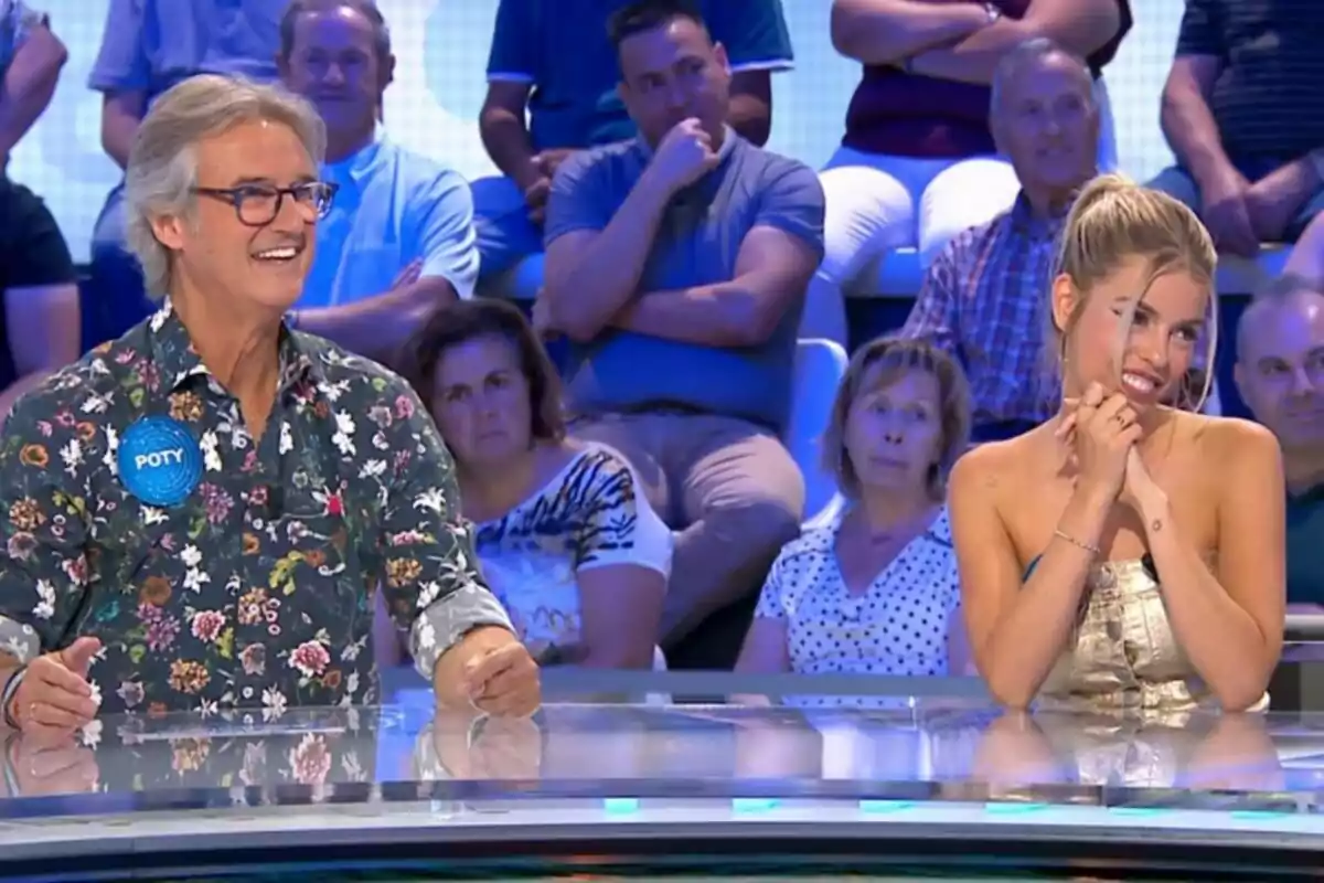 Poty y Nerea sonríen sentadas en una mesa de cristal en un plató de televisión con público al fondo. Captura de 'Pasapalabra' Poty y Nerea sonríen sentadas en una mesa de cristal en un plató de televisión con público al fondo. Captura de 'Pasapalabra'