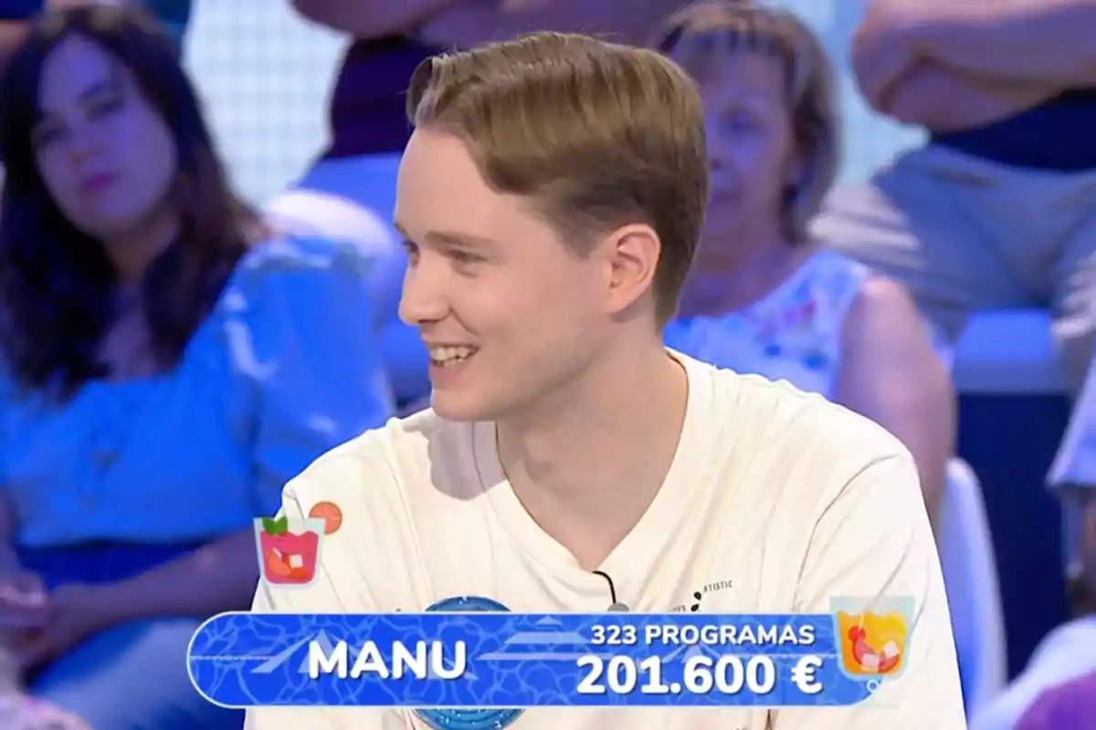 Manu somrient participa en un concurs de televisió, porta una samarreta blanca i a la pantalla apareix el seu nom, el nombre de programes en què ha participat i la quantitat de diners acumulada. Captura de 'Pasapalabra' Manu somrient participa en un concurs de televisió, porta una samarreta blanca i a la pantalla apareix el seu nom, el nombre de programes en què ha participat i la quantitat de diners acumulada. Captura de 'Pasapalabra'