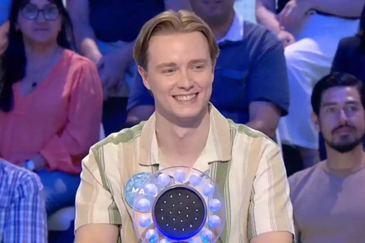 Manu Pascual sonriente participa en un concurso de televisión con público al fondo. Captura de 'Pasapalabra'
