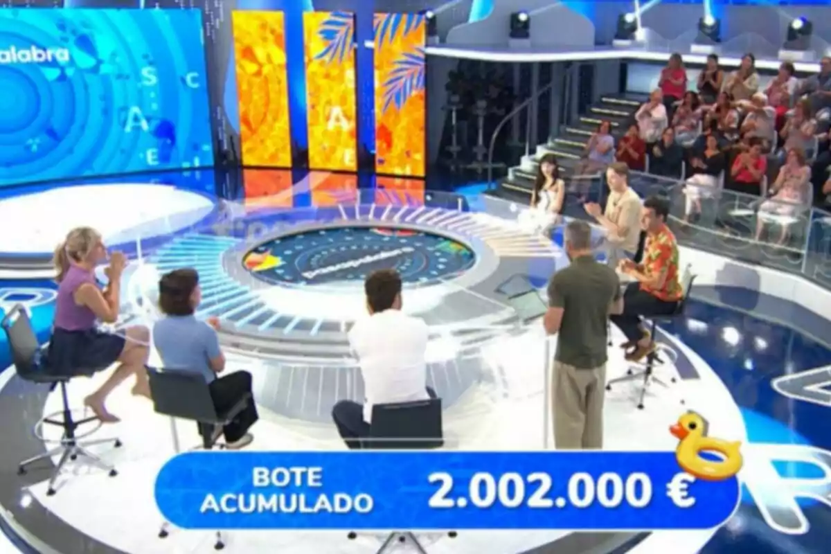 Un grupo de personas participa en un concurso televisivo con público en el estudio y un premio acumulado de dos millones de euros mostrado en pantalla. Captura de 'Pasapalabra' Un grupo de personas participa en un concurso televisivo con público en el estudio y un premio acumulado de dos millones de euros mostrado en pantalla. Captura de 'Pasapalabra'