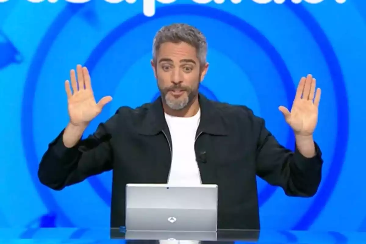 Roberto Leal con las manos levantadas frente a una computadora portátil y un fondo azul. Captura de 'Pasapalabra' Roberto Leal con las manos levantadas frente a una computadora portátil y un fondo azul. Captura de 'Pasapalabra'