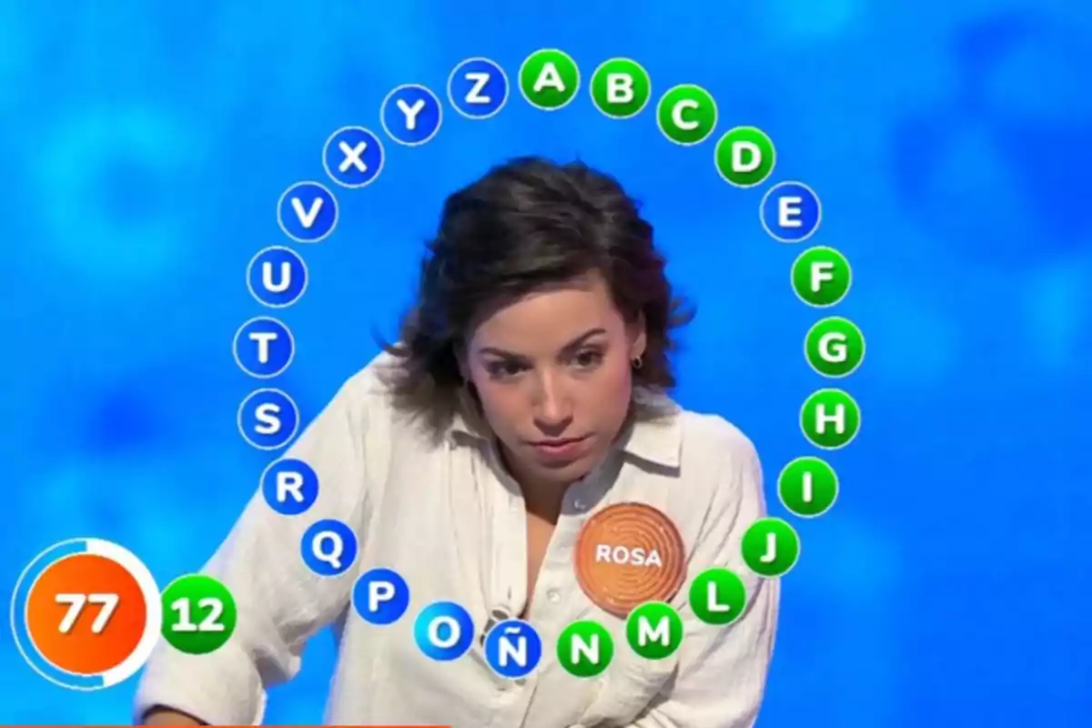 Rosa concursando en un programa de televisión con letras del abecedario en círculo y un marcador de tiempo y aciertos. Captura de 'Pasapalabra' Rosa concursando en un programa de televisión con letras del abecedario en círculo y un marcador de tiempo y aciertos. Captura de 'Pasapalabra'