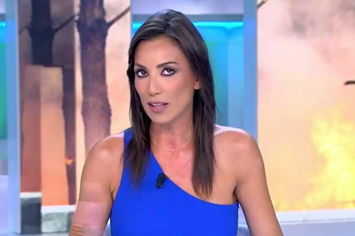 Patricia Pardo con cabello lacio y oscuro usando un vestido azul de un solo hombro en Vamos a ver Patricia Pardo con cabello lacio y oscuro usando un vestido azul de un solo hombro en Vamos a ver