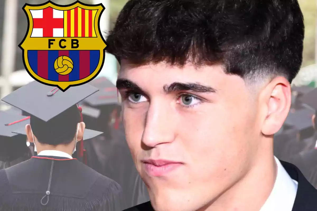 Joven con traje frente a un fondo de graduación y el escudo del FC Barcelona
