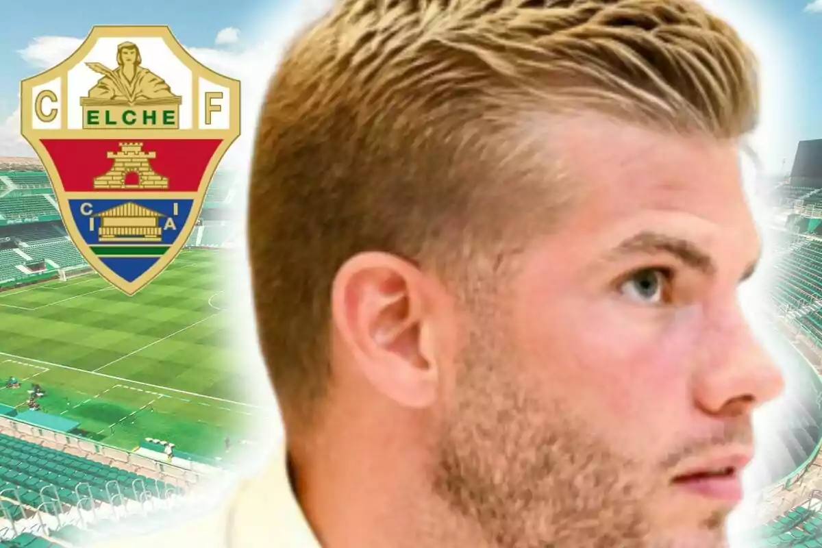 Primer pla d’un home ros amb barba retallada sobre un fons d’estadi de futbol i l’escut de l’Elx Club de Futbol