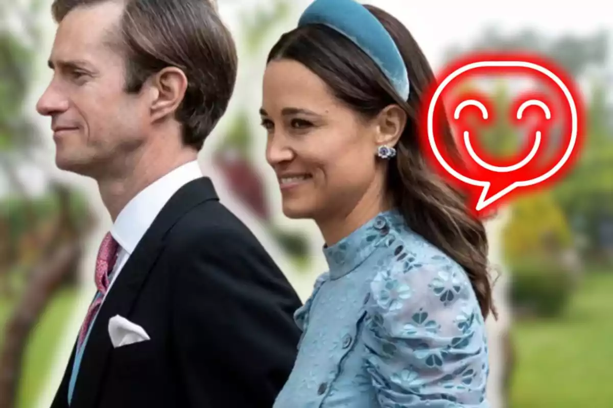 Pareja elegantemente vestida caminando al aire libre con un dibujo de carita sonriente en el fondo
