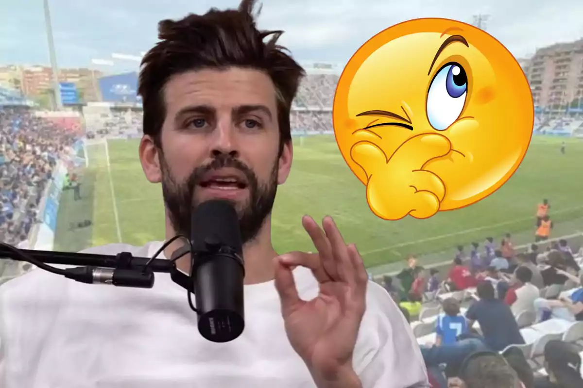 Home parlant davant d’un micròfon amb un estadi de futbol de fons i un gran emoji pensatiu al seu costat