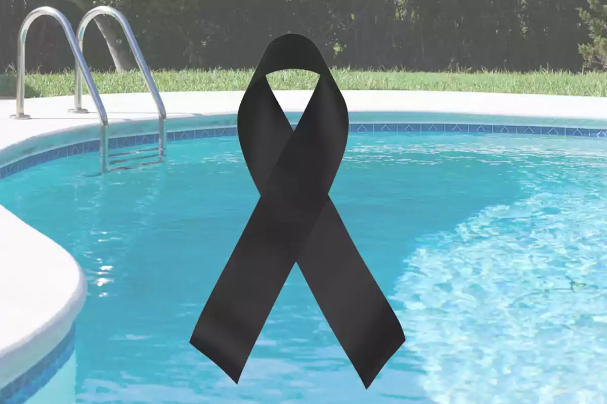 Piscina amb una cinta negra de dol al centre