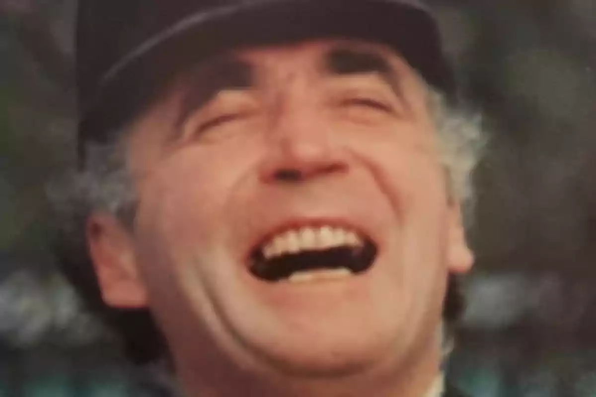 Ian Farquhar amb barret rient a riallades Ian Farquhar amb barret rient a riallades