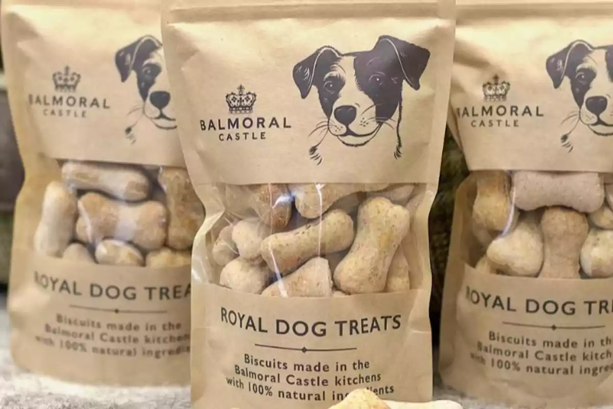 Tres bolsas de premios para perro en forma de hueso con empaque de papel reciclable y la ilustración de un perro en la parte superior Tres bolsas de premios para perro en forma de hueso con empaque de papel reciclable y la ilustración de un perro en la parte superior